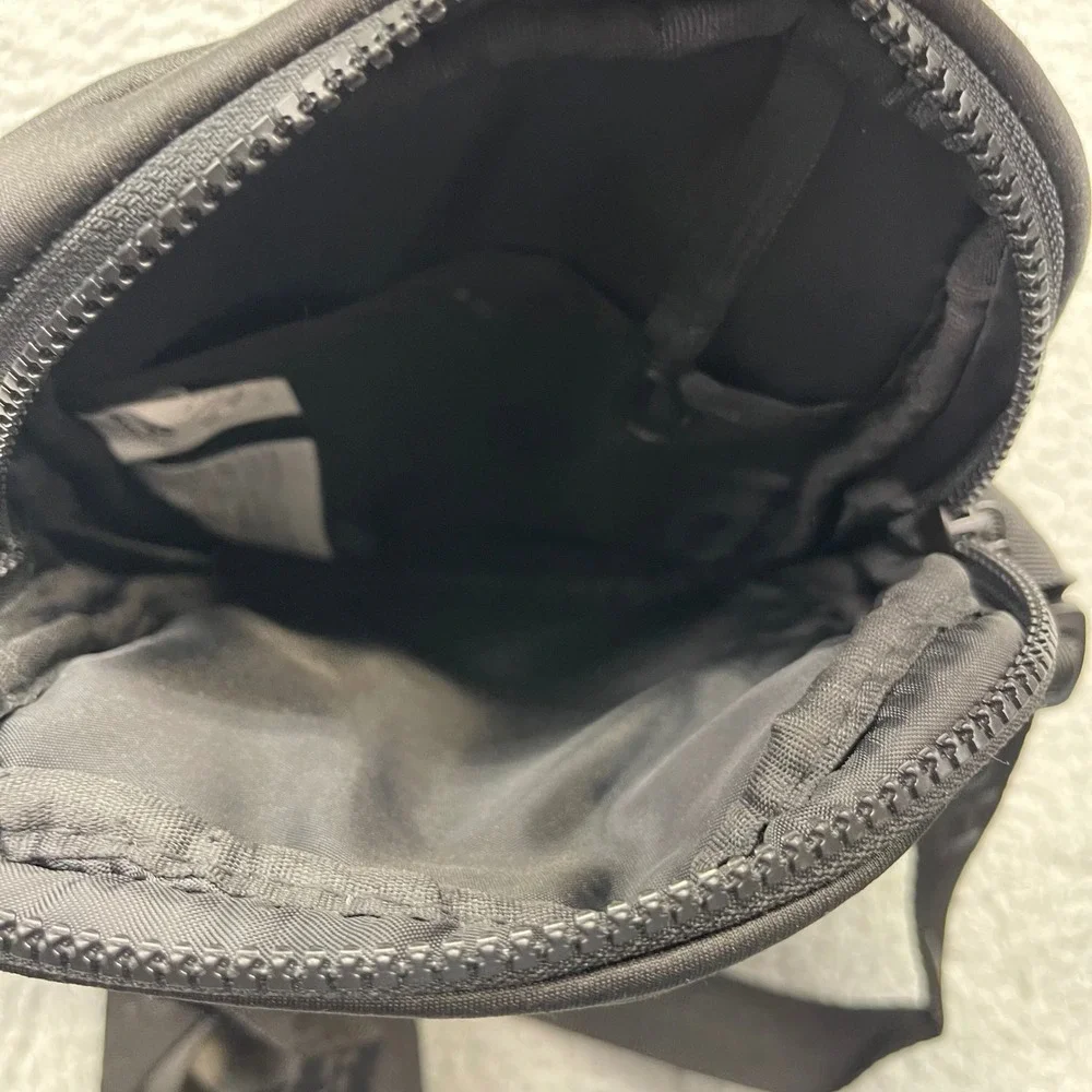 Reebok RWS2C2087TJ Black Crossbody Adjustable Strap Logo 043516 Travel Side Bag